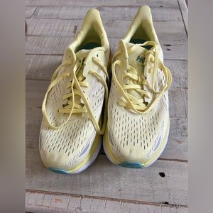 HOKA CLIFTON 8